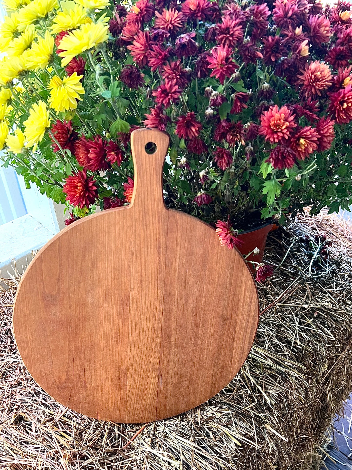Circular Wooden Cutting Board with Handle